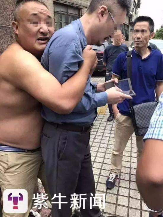 日前,张某在上海被抓,图为债权人的朋友将张某紧紧抱住