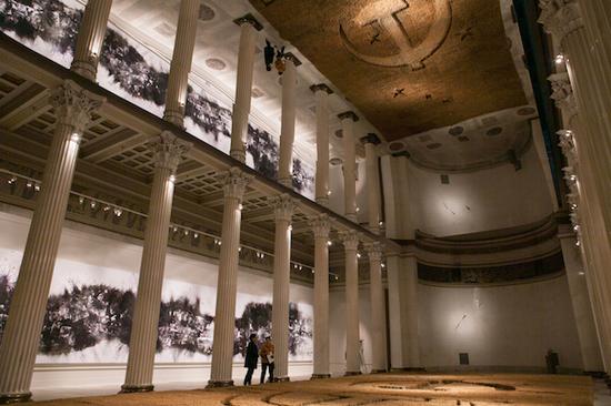 《河流》,2017。火药、画布,3 x 20 m。《大地》,2017。芦苇、木板、反光高分子膜,麦田约8 x 19.8m, 镜面约8 x 20m。《河流》《大地》于普希金国家艺术博物馆展览现场,2017年。赵小意摄,蔡工作室提供。