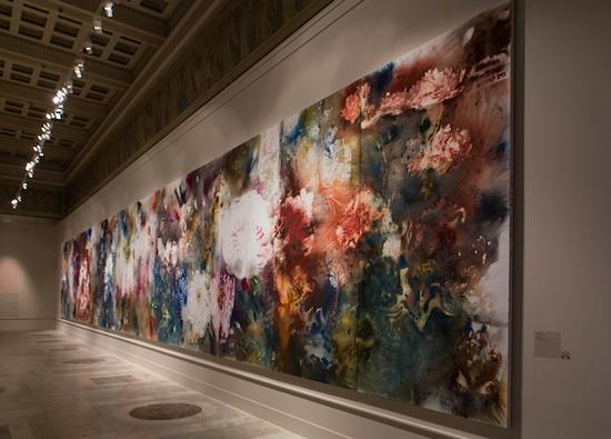 《花园》, 2017。火药、画布,3 x 20 m。普希金国家艺术博物馆展览现场,2017年。金翎摄,蔡工作室提供。