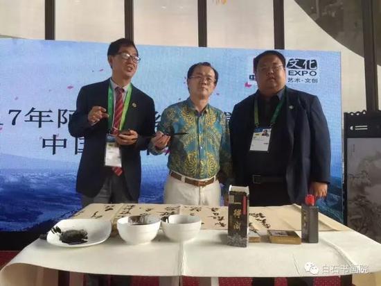 赵岳先生与中国美食文化馆的领导人在一起