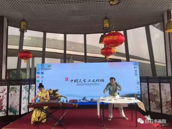赵岳先生与中国东方乐团古筝表演家王菲亚女士在世博会上同台演出