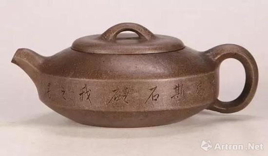 清嘉庆杨彭年制、陈曼生作铭 紫泥扁石壶(钱境塘、李研吾递藏) 5.9×15.5cm 2014.12.15 西泠印社 成交价RMB 5,347,500