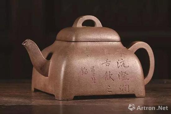 清嘉庆 杨彭年制、陈曼生及杨彭年刻紫泥觚棱壶(吴昌硕旧藏),8×14.6cm 2015.12.26 西泠印社 成交价RMB 3,565,000
