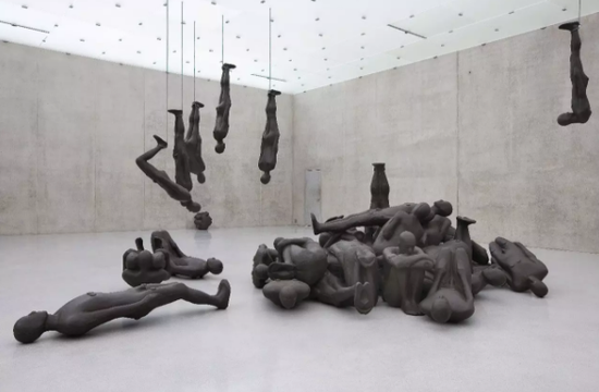 安东尼·葛姆雷，临界物质II，60件真人尺寸大小的铸铁雕塑；尺寸可变，1995。图片：?安东尼·葛姆雷工作室