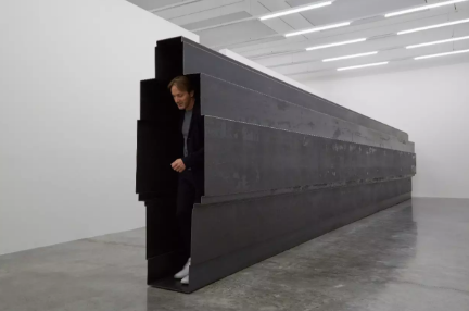 安东尼·葛姆雷，《走廊》，6毫米耐候钢，203 x 75 x 1550cm，摄影：白立方。图片：?安东尼·葛姆雷工作室