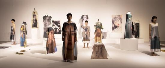 Oliver Herring服装摄影项目在影像上海艺博会现场。图片：OCAT西安馆