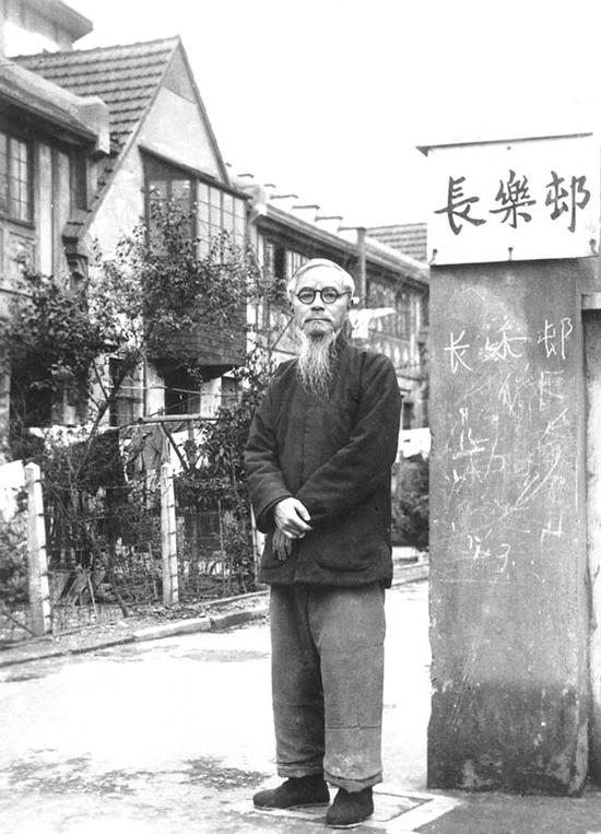 约1960年丰子恺在陕西南路寓所长乐邨弄口（自书弄名）