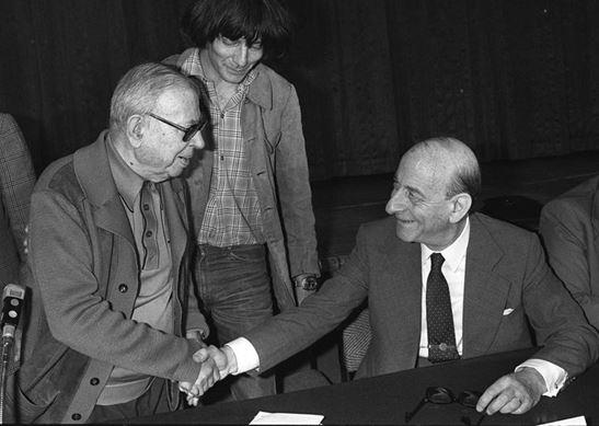 1979年，阿隆和萨特握手