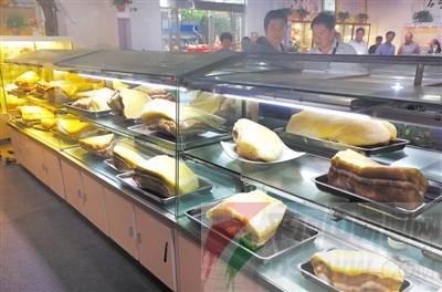 市民建起“肉石”博物馆上千块奇石引人围观