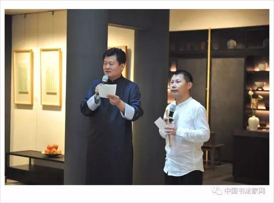 开幕式有著名相声演员何云伟和非著名相声演员杨中良共同主持！