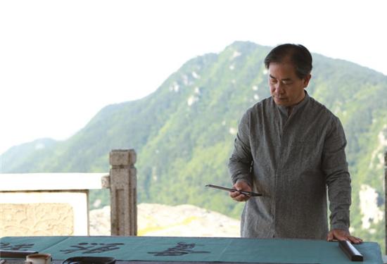刘成于庐山观云亭即兴挥毫榜书:豁然贯通