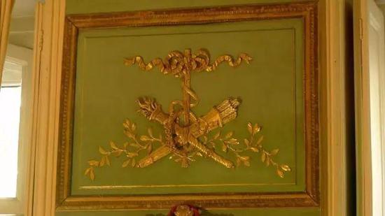 修复后露出面貌,这几块镶嵌板boiserie,经过老板Nicola鉴定与卢浮宫里的那几块是一套的。R先生听后欣喜若狂。