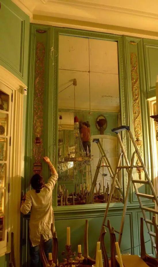 对私墅进行全面的整修，并对其中雕花细木镶嵌板的镀金做维护。