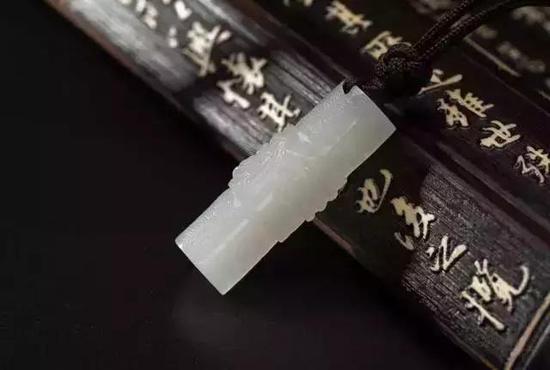 马云一直主张中国传统文化不能丢。西方文化像一本书,一幅油画,一片草坪,精细规矩,在逻辑规矩中产生美与金钱。