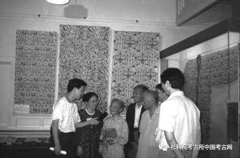 左一：新华社记者，左二：王亚蓉，左三：沈夫人，右三：王 ?，右二：汪曾祺，右一：郭汉英