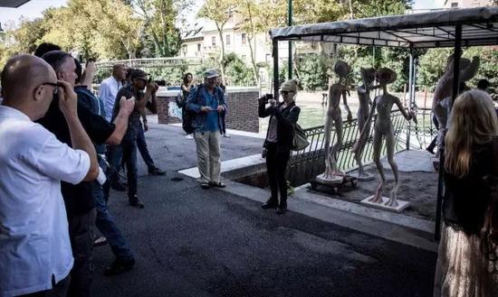 外星人一到丽都岛码头，便吸引了众多的电影节媒体记者，游客们纷纷拍摄留影