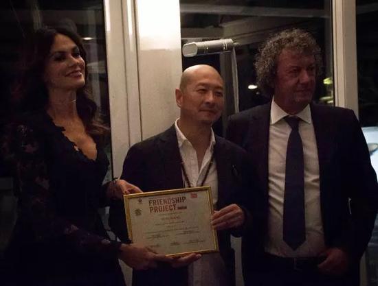 玛莉亚·嘉西亚·古欣娜塔做嘉宾颁给艺术家傅榆翔电影节跨界学术年会“卓越艺术家”奖