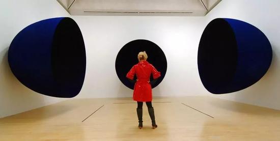 Anish Kapoor，《无题》。这件用玻璃纤维制成的虚无缥缈的作品赢得了1991年特纳奖。图片：Photo by Fiona Hanson – PA Images/PA Images via Getty Images