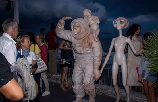 丽都岛之夜，参加电影节的嘉宾们在《移民外星人》作品前交流欣赏