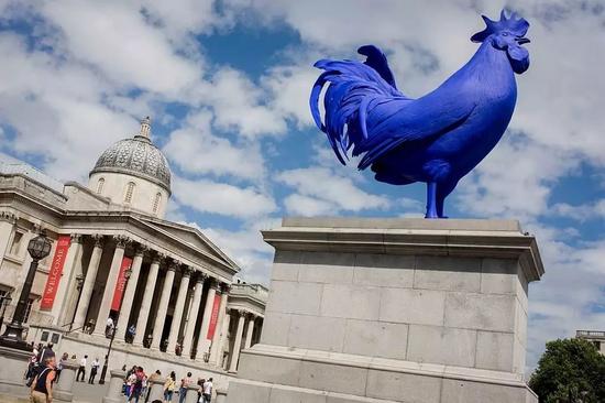 2013年树立在伦敦特拉法尔加广场第四基座上的KatharinaFritsch 的公鸡雕塑，使用了玻璃纤维和聚酯树脂。图片：Photo by In Pictures Ltd。/Corbis via Getty Images