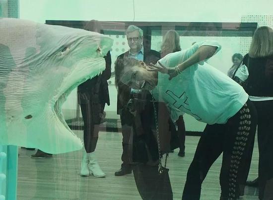 名模Sasha Volkova在2012年泰特现代美术馆举行的达明·赫斯特回顾展上拍照。图片：Photoby Dave M。 Benett/Getty Images
