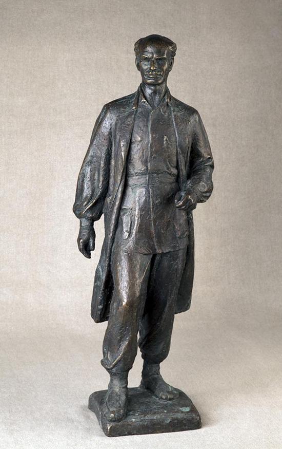 司徒杰 《白求恩像》80×29×18cm 铜 1956年 中国美术馆藏