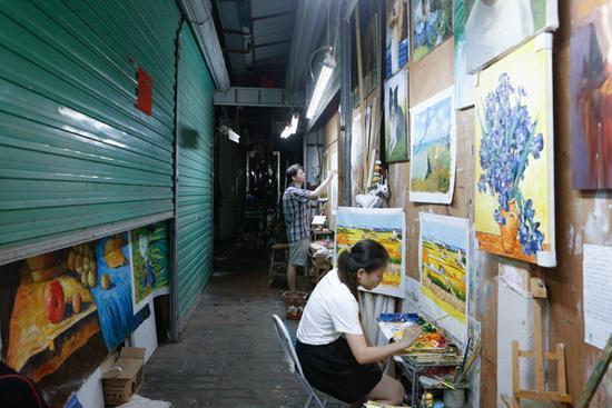 深夜,大芬村巷道里有许多不眠不休的“中国梵高”。