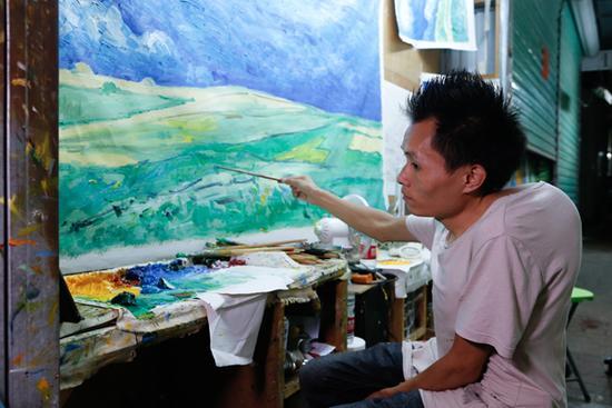 杨明在“百年老街”画到晚上,只剩下一个人。本文图片均为澎湃新闻记者 张新燕 图