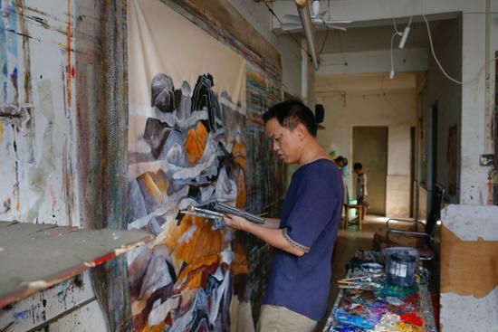 罗仁东不让孩子看着他作画,他抗拒让孩子学画。