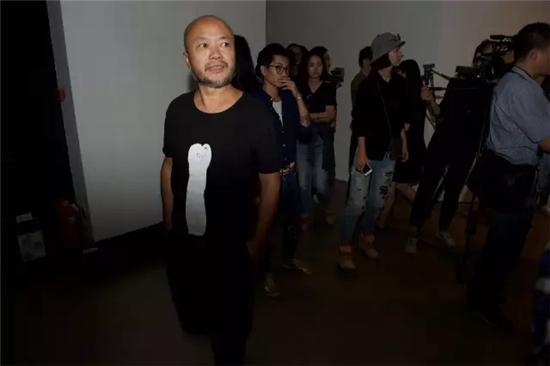 一了及“十方精舍”学员团队在今日美术馆及《东方艺术·大家》杂志团队引导陪同下参观今日美术馆（摄影：王宗亮）