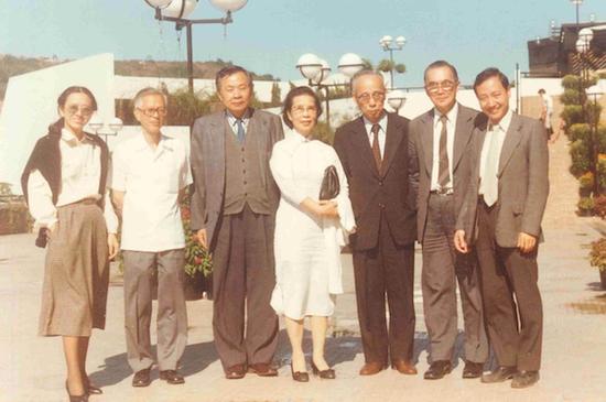 郑德坤伉俪与高美庆、刘殿爵、王德昭、饶宗颐及许礼平摄于香港中文大学