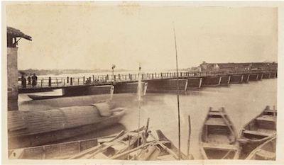 宁波的浮桥(Bridge of boats at Ningbo)
