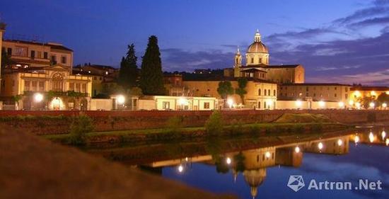 意大利佛罗伦萨阿尔诺河畔贝利尼家族博物馆夜景