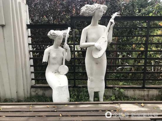 雕塑被断了一只胳膊。 (来自:新闻集结号)