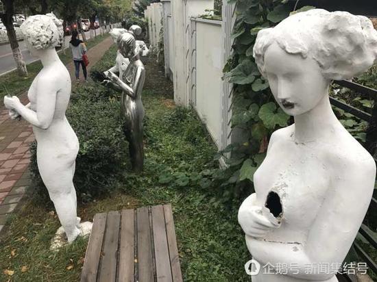 数十座雕塑成为一道风景线，部分雕塑被破坏残缺不全。
