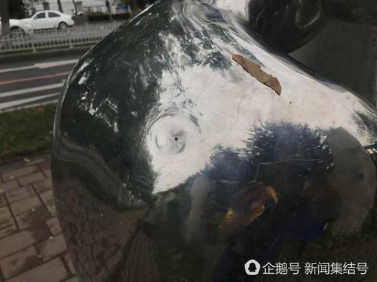 不锈钢雕塑肩膀被砸了一个坑。