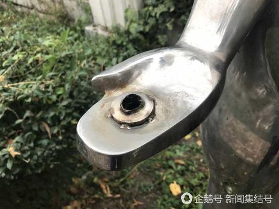 不锈钢雕塑手拿器物不翼而飞。