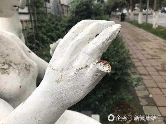 雕塑被断一根手指。 (来自:新闻集结号)