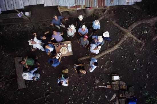 在科潘遗址的考古发掘间隙，中国考古学家和当地考古工作者在林间空地欢聚小憩。社科院考古所供图