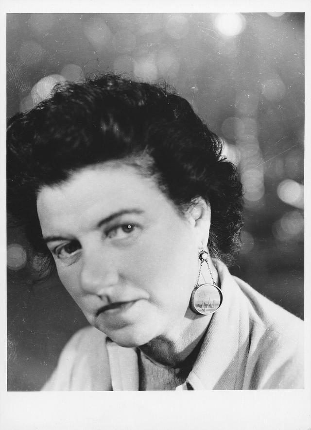 佩吉·古根海姆Peggy Guggenheim - 20世纪50年代佩吉戴着Yves Tanguy为她做的耳环