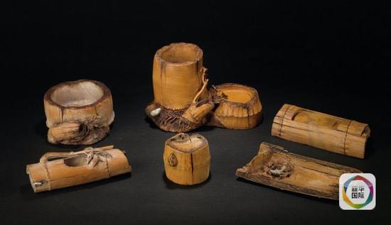 9. “竹魂”观赏砚,选材为黄金裹玉俏色料,由工艺美术大师沈振云设计,以竹为灵感,造型生动,以假乱真,竹韵天成。