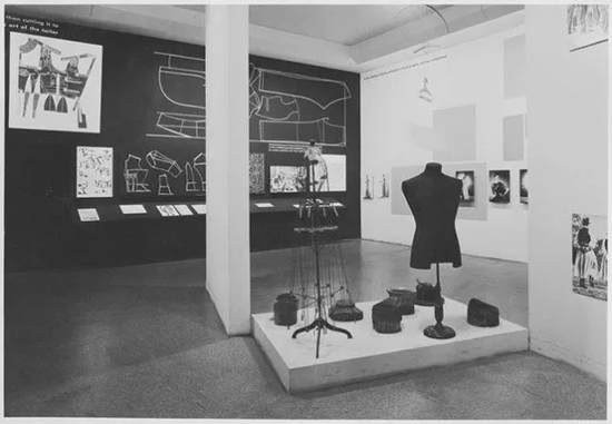《服饰是现代的吗？》（1944.11.28-1945.3.4）展览现场，摄像：Soichi Sunami