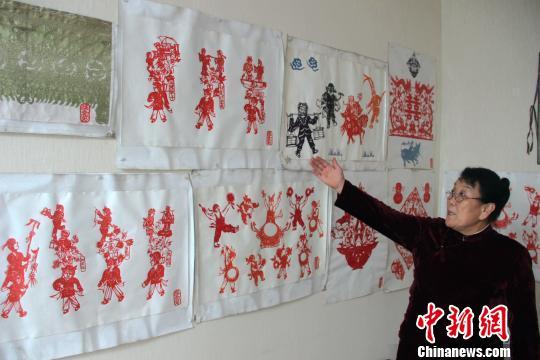 图为赵文花展示其剪纸作品。 燕武 摄
