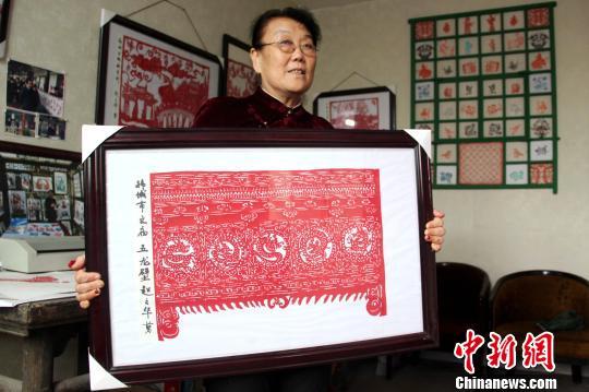 图为赵文花展示其剪纸作品韩城文庙《五龙壁》。 燕武 摄