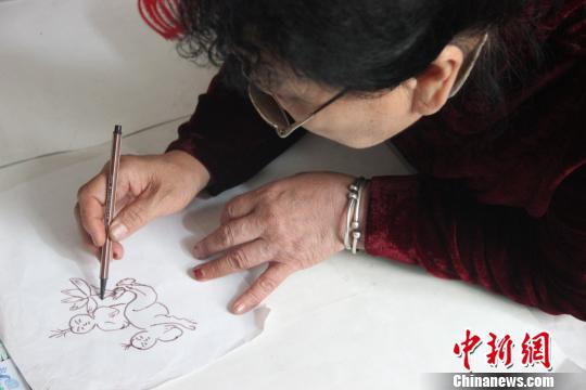 图为赵文花绘制《莲生贵子》。 阿琳娜 摄