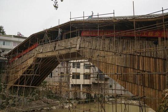 10月4日，泰顺薛宅桥的施工脚手架就要拆卸。