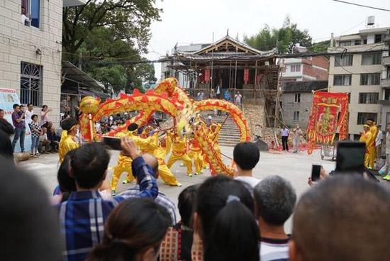 中秋佳节，泰顺村民舞龙舞狮庆祝廊桥灾后修复主体工程完工。