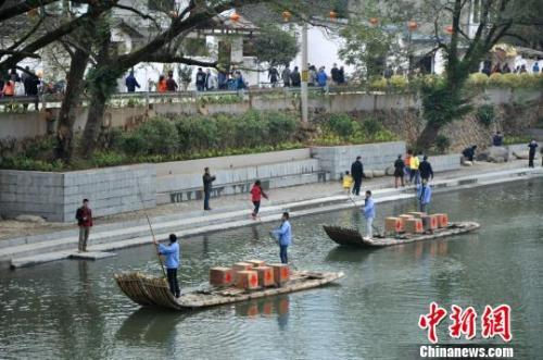 资料图：“万里茶道”起点福建武夷山下梅村重现撑船运茶景象。陈丹妮 摄