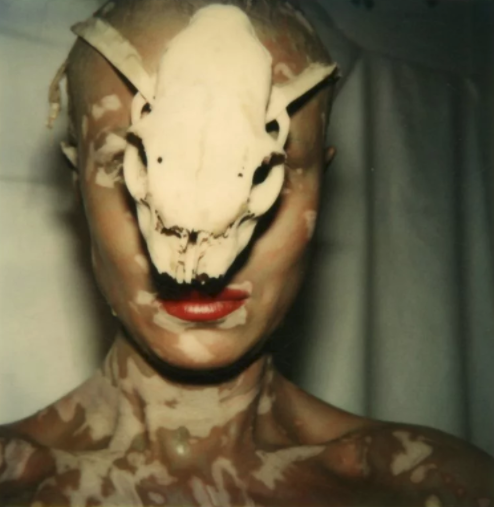 Birgit Jürgenssen,《我和头骨》(Ohne Titel(Selbst mitSch?del)/ Untitled),1979。图片:Hubert Winter画廊