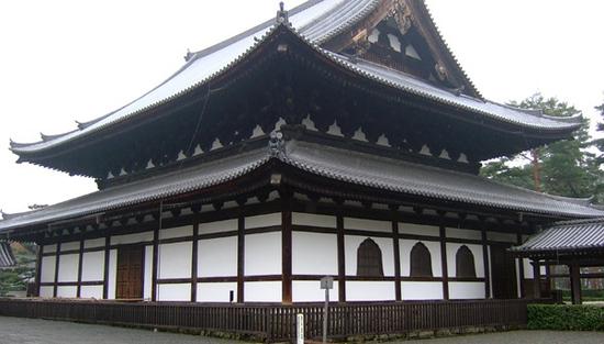 京都相国寺法堂禅宗样建筑，白壁木柱，是一般印象中的典型日式色彩